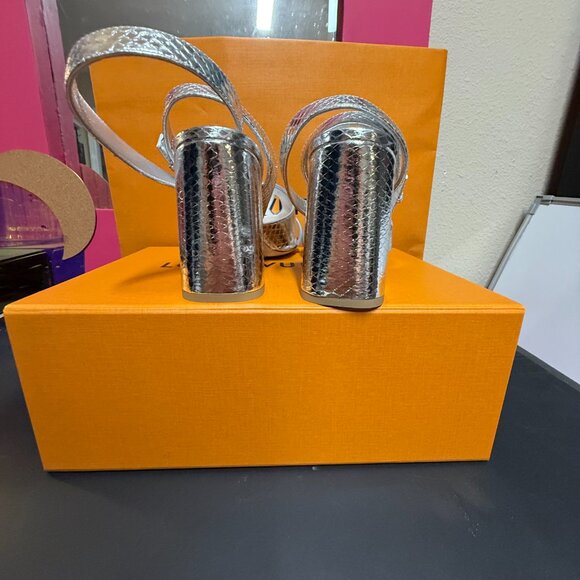 Louis Vuitton Isola Sandals in metallic “Argent” silve - Picture 7 of 7